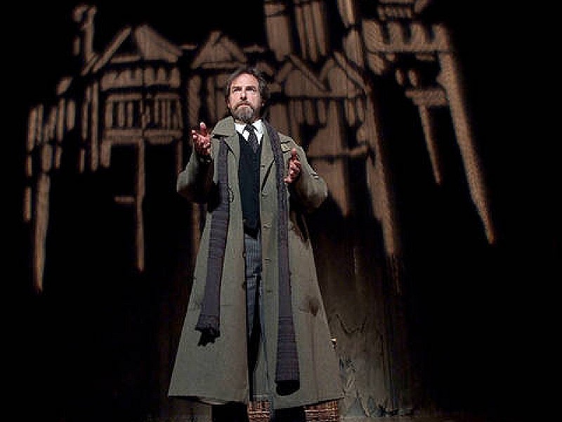 Woman i Black i London