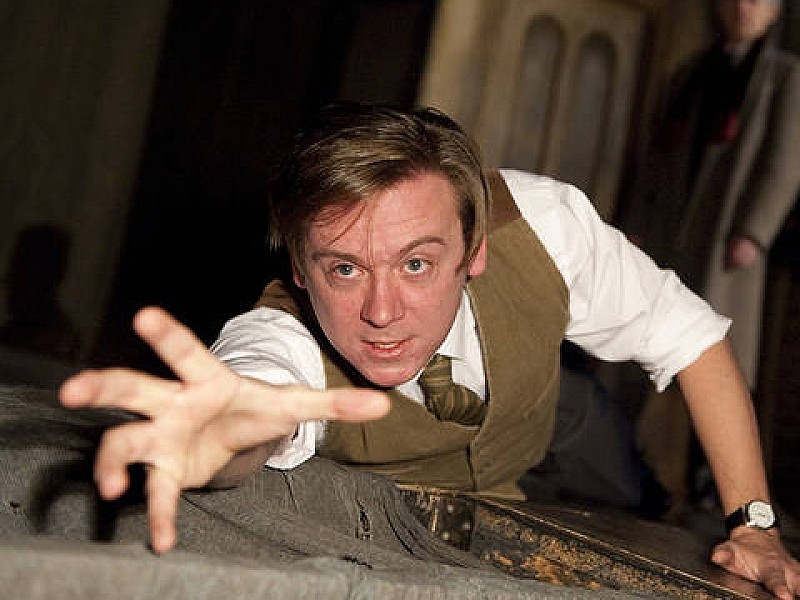 Woman i Black i London