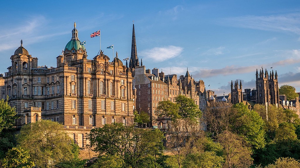 Edinburgh - The Royal City with castle & tour (First Class)