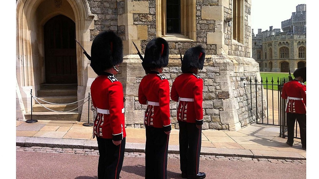 Hampton Court & Windsor Castle Private tour with separate Tour Guide